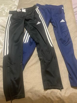 2 Pantalón chándal niño Adidas negro y azul.
