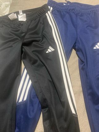 2 Pantalón chándal niño Adidas negro y azul.
