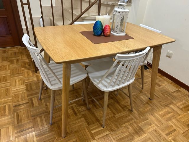 Mesa de comedor y 4 sillas
