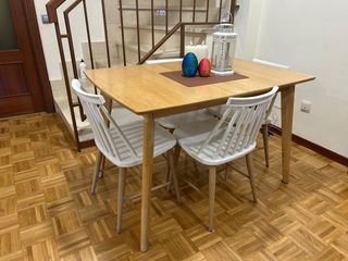 Mesa de comedor y 4 sillas