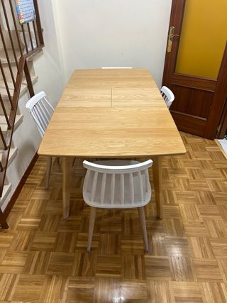 Mesa de comedor y 4 sillas