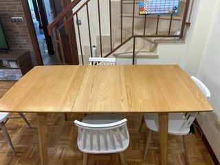 Mesa de comedor y 4 sillas
