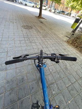 Bicicleta azul para niño
