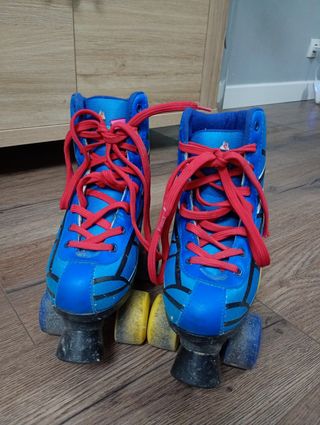 Patines de 4 ruedas azules y rojos