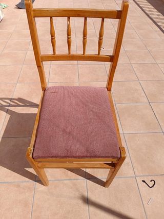 Silla de madera con asiento de tela