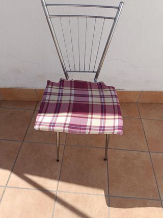 Silla metálica con asiento 