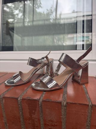Zapatos de tacón plateados
