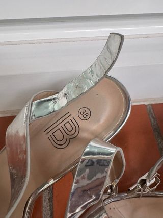 Zapatos de tacón plateados