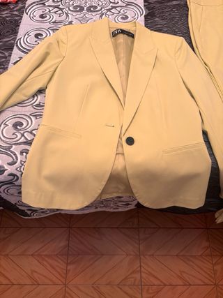 Traje chaqueta Zara amarillo mujer