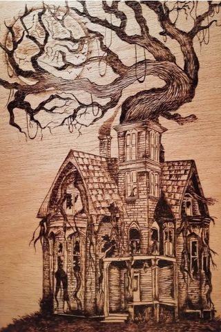 Pirograbado de casa embrujada y árbol