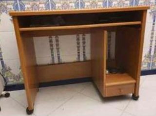 Mesa de ordenador de madera