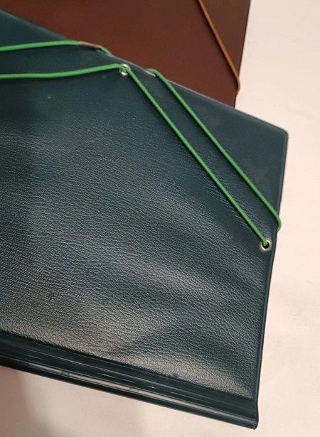 Lote 2 Carpetas Duras Tamaño 4o con Gomas (Verdes)