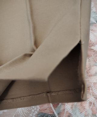 Pantalón beige ajustado