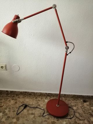 Lámpara de pie flexible roja