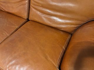 Sofá de piel marrón