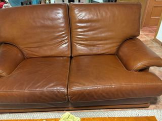 Sofá de piel marrón