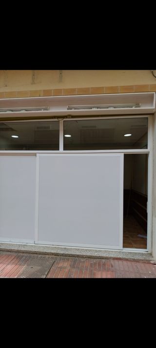 Puerta corredera blanca .