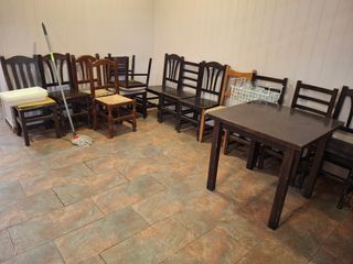 Conjunto de mesa y sillas de madera