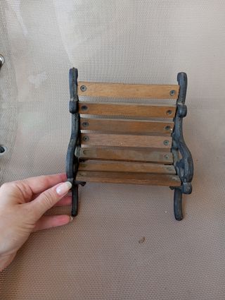 Banqueta antigua de madera y metal