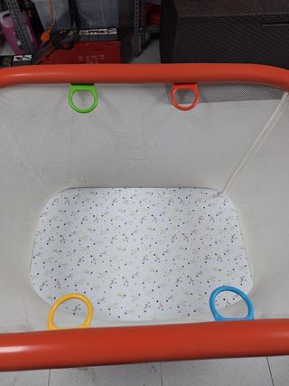Parque infantil con aros de juego