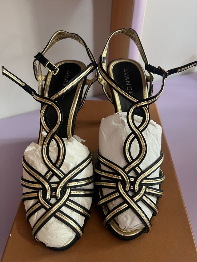 Sandalias AVANCE tacón negro y dorado