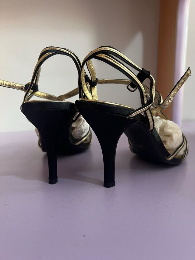 Sandalias AVANCE tacón negro y dorado