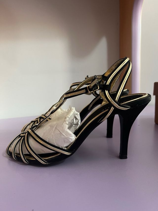 Sandalias AVANCE tacón negro y dorado