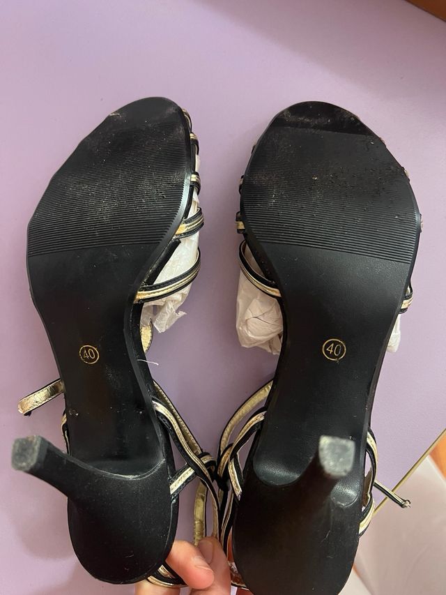 Sandalias AVANCE tacón negro y dorado