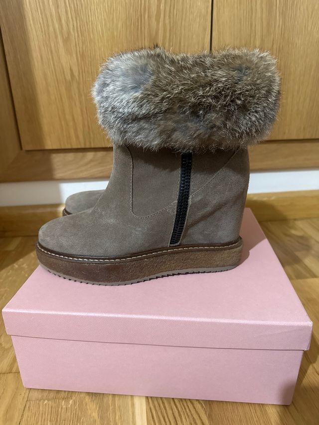 Botines de pelo con cremallera color topo