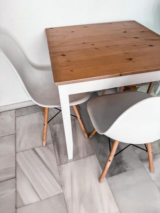 Mesa de comedor y 2 sillas