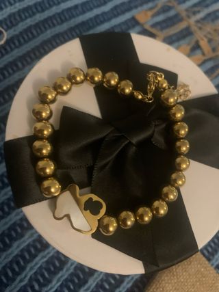 Pulsera dorada con charm de oso y trébol