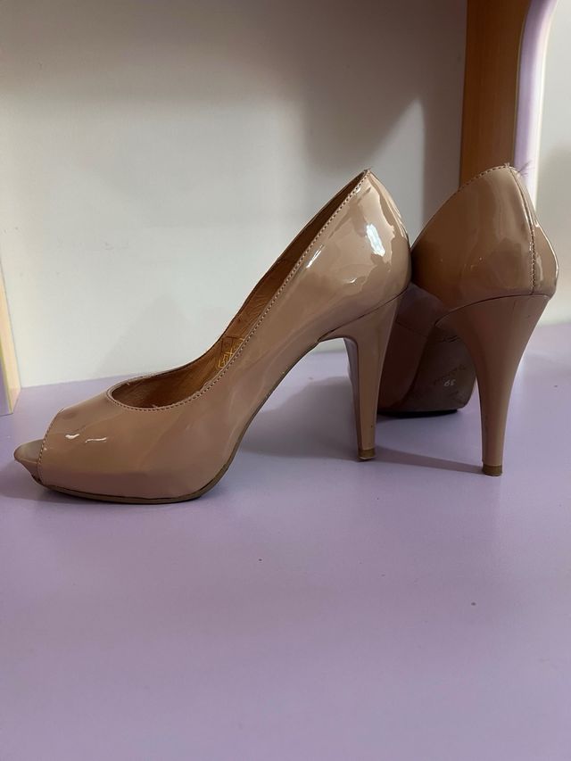 Zapatos de tacón abiertos Patricia Miller beige