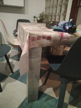 Mesa de comedor con mantel