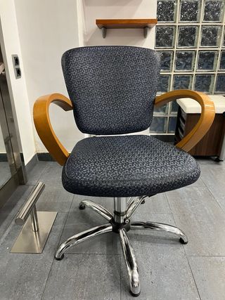 Silla de peluquería con brazos de madera
