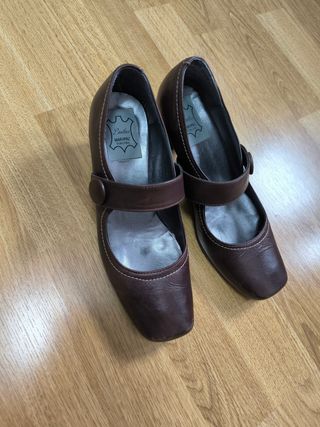 Zapatos vintage marrón chocolate con tacón medio 
