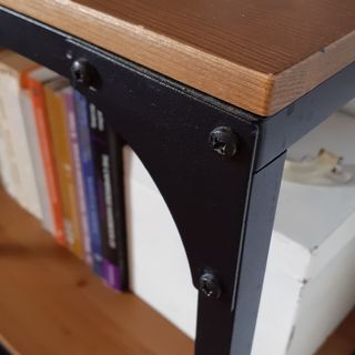 Estantería metálica y madera