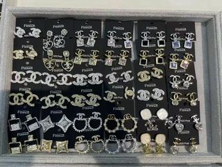 Pendientes aleación Chanel dorados y plateados