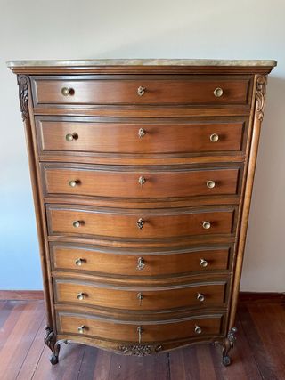 Cómoda de madera con tapa de mármol