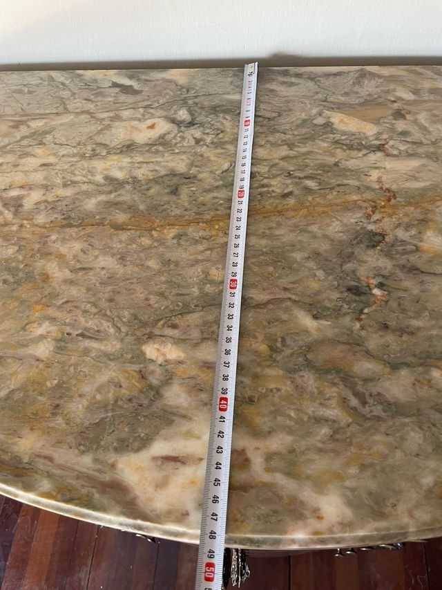 Cómoda de madera con tapa de mármol