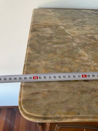 Cómoda de madera con tapa de mármol