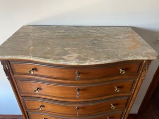 Cómoda de madera con tapa de mármol