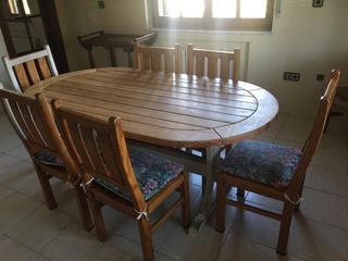 Mesa de comedor ovalada de madera con 6 sillas