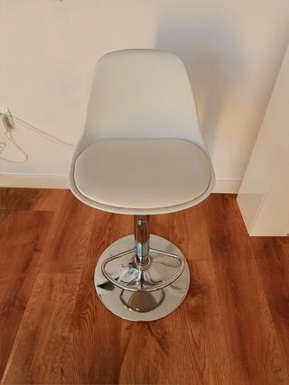 Taburete alto blanco y plateado