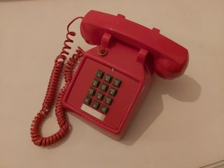 Teléfono rojo antiguo