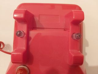 Teléfono rojo antiguo