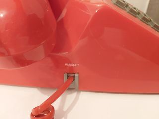 Teléfono rojo antiguo