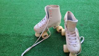 Patines de bota blancos para niña