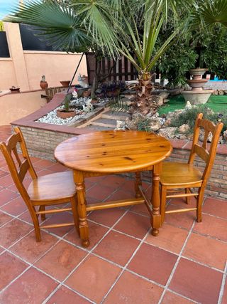 Mesa provenzal y 2 sillas madera