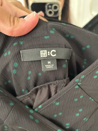 Vestido Uniqlo negro con tirantes y plisado