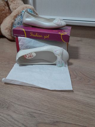 Zapatos de niña, tipo princesa marca Paola T 33.
